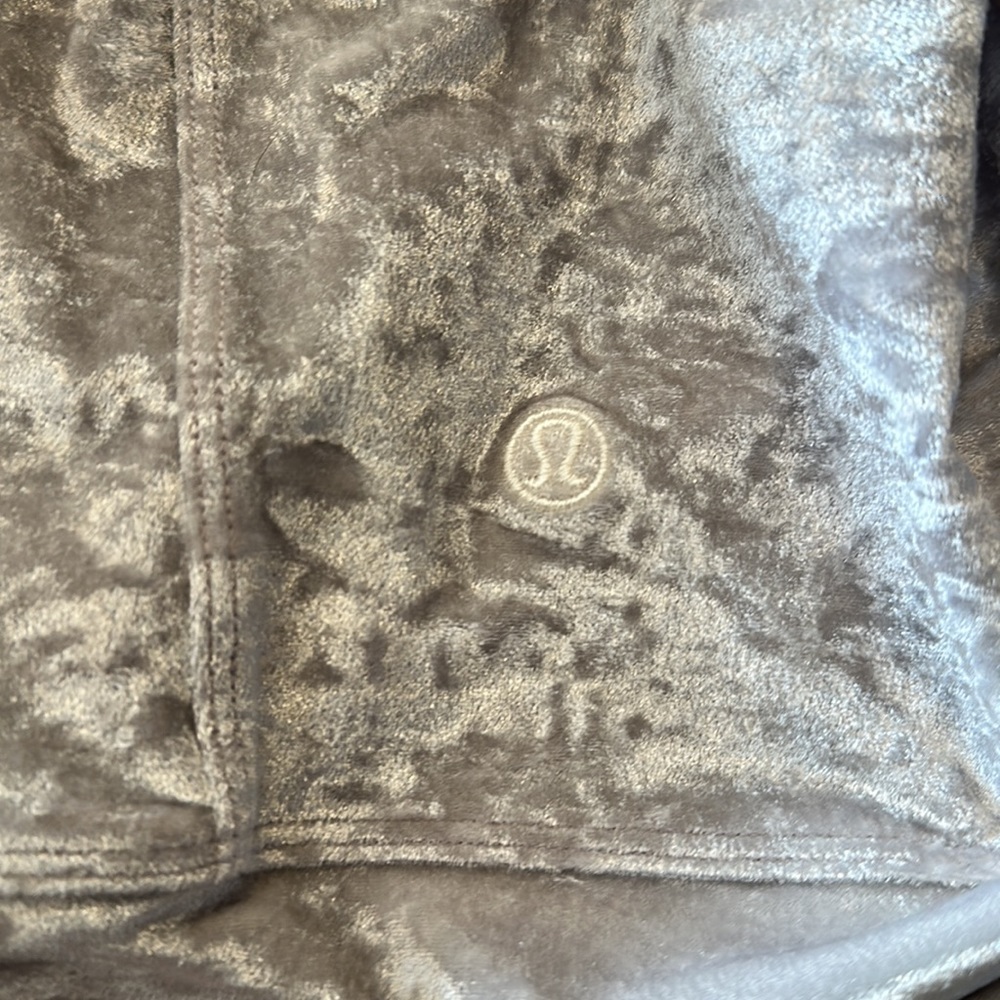 Lululemon - Picture 3 of 3